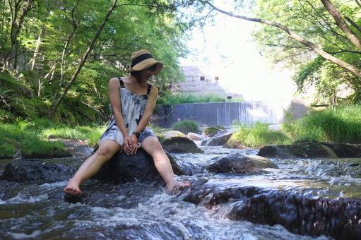 水遊び 水遊び 水遊び,川,ポートレートの写真素材
