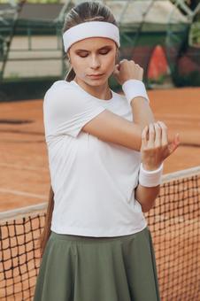 軽い準備運動をする女性プレイヤーの写真