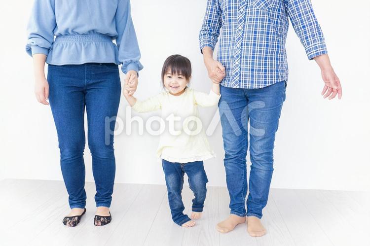 仲良しの子供と母とおばあさん 愛情,小さい,幼児の写真素材