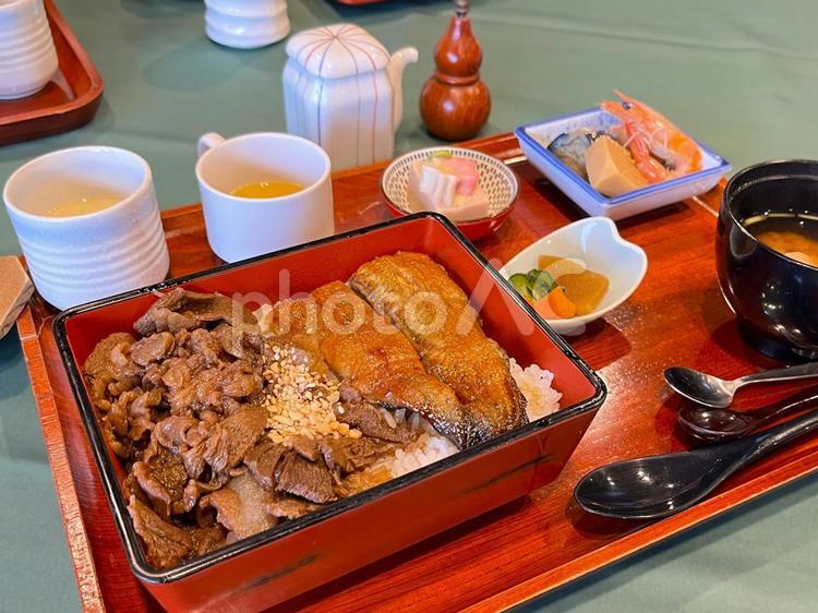 牛しぐれ煮と鰻ご膳 牛しぐれ煮,牛肉,うなぎの写真素材