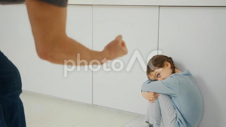 怒られているときにチラ見する女の子 女の子,悲しみ,怯えの写真素材