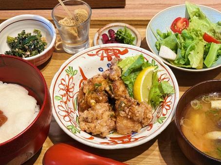 唐揚げ定食 唐揚げ定食 唐揚げ,ネギ塩だれ,定食の写真素材