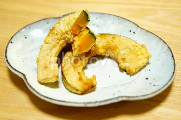 南瓜の天ぷら（切り口あり） 南瓜,野菜,緑黄色野菜の写真素材