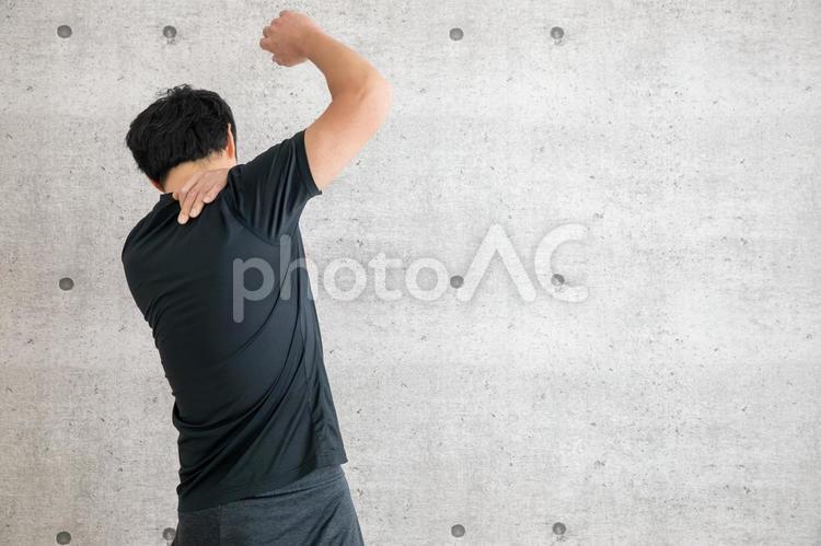 スポーツウェアを着た男性 肩,肩こり,肩凝りの写真素材