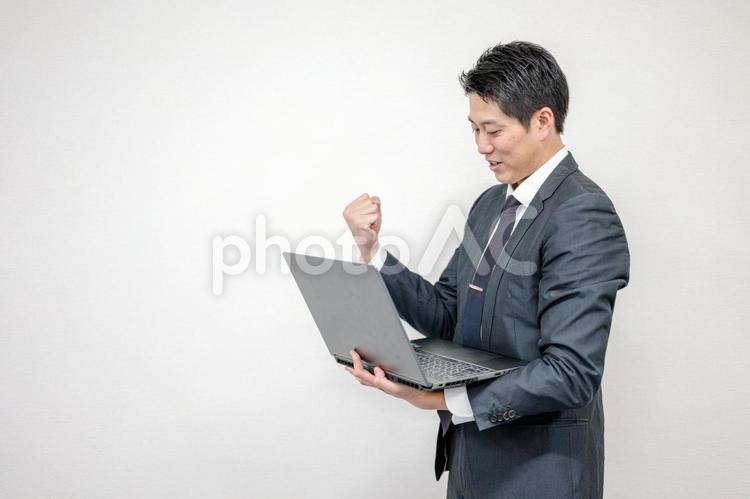 PCを持つビジネスマン(その140) ビジネス,ビジネスマン,投資の写真素材
