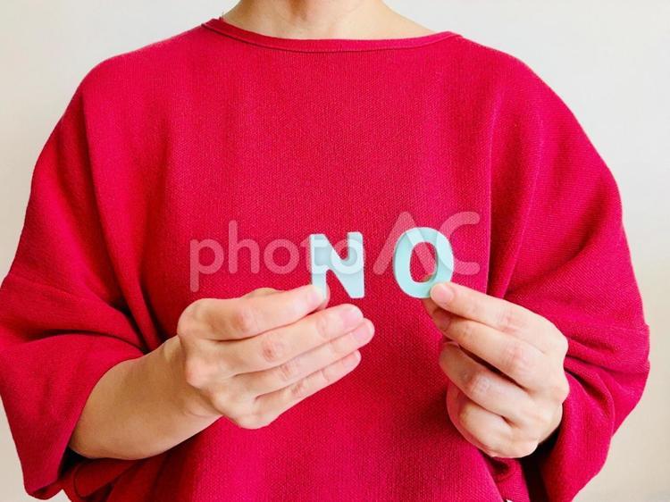 NOの文字を持った女性 ノー,ダメ,バツの写真素材