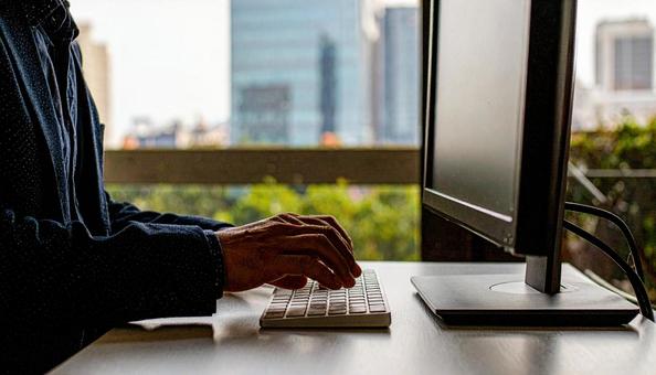 パソコンを打つ日本人サラリーマンの手 パソコンを打つ日本人サラリーマンの手の写真