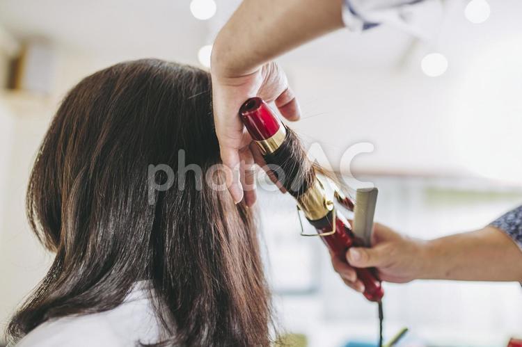 美容院で髪を綺麗にしてもらう女性 アジア人,ヘア,ヘアアイロンの写真素材
