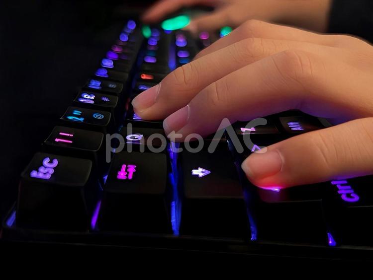 ゲーミングキーボードをタイピングする手元 ゲーミングキーボード,ゲーム,ゲーマーの写真素材