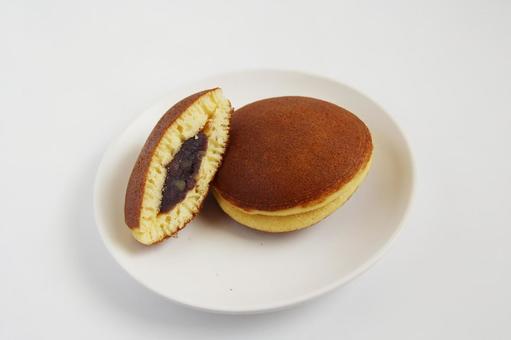 和菓子のどら焼き 和菓子のどら焼き どら焼き,和菓子,あんこの写真素材
