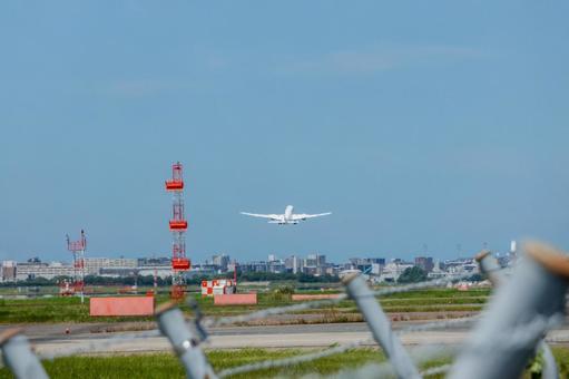 夏の昼、福岡空港を離陸する旅客機 夏の昼、福岡空港を離陸する旅客機の写真