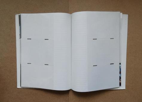 コルク板と写真アルバム見開き コルク板と写真アルバム見開き 写真,アルバム,見開きの写真素材