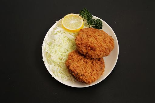 揚げ物とキャベツの皿 揚げ物とキャベツの皿の写真