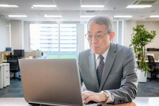 シニアビジネスマンとPC オフィス,男性,シニアの写真素材