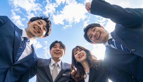 笑顔で元気いっぱいの若いビジネスマン 笑顔で元気いっぱいの若いビジネスマンの写真