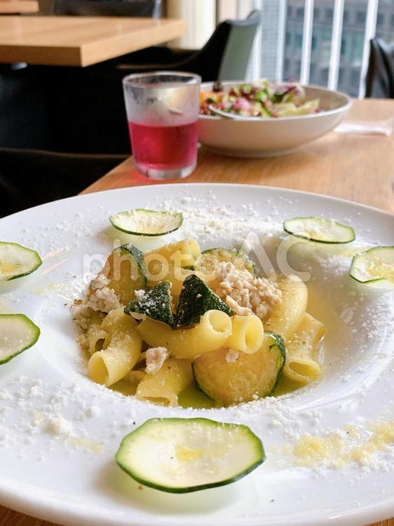 イタリアンレストラン ショートパスタ,パスタ,お皿の写真素材