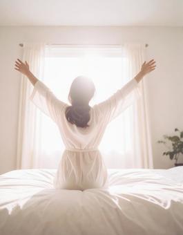 背伸びをする女性 背伸びをする女性の写真