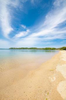 砂浜から眺める青い空の景色 砂浜から眺める青い空の景色 海,海岸,海岸沿いの写真素材
