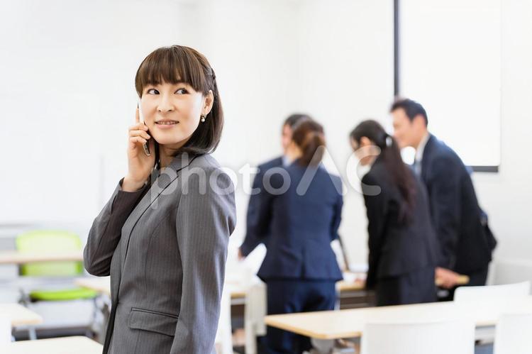 会議室でスマホを使うビジネスウーマン ビジネスウーマン,電話,通話の写真素材