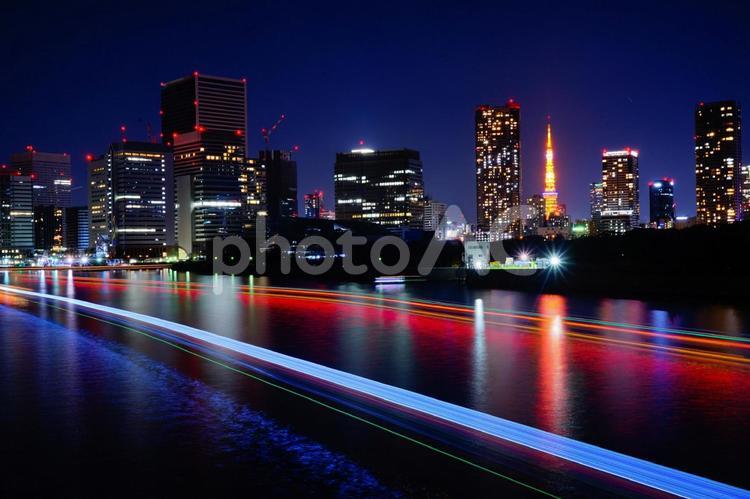 隅田川を走る屋型船の光跡と東京タワー 光跡,レーザービーム,東京タワーの写真素材