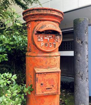 昔からあるポスト(斜め) 昔からあるポスト(斜め)の写真