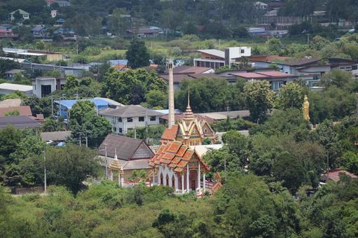 緑の森の中に寺院のあるタイコラートの街 緑の森の中に寺院のあるタイコラートの街 緑,森,寺院の写真素材