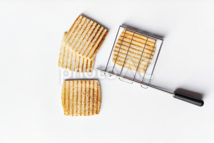 焼き網と並んだトースト キッチン用品,トースト,調理器具の写真素材