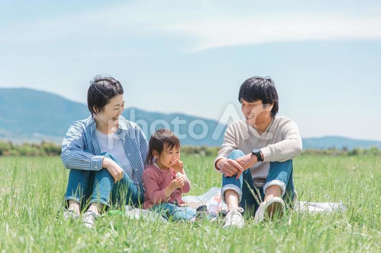 公園でピクニックする日本人家族 家族,ファミリー,ピクニックの写真素材