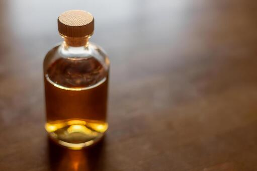 木製テーブルに置いた洋酒ボトル ウィスキー,ボトル,洋酒の写真素材