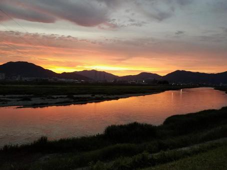 夕日に染まる川 夕日に染まる川 夕日,夕焼け,夕やけの写真素材