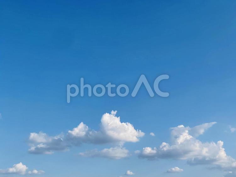 青空と白い雲の明るく爽やかな背景 空,雲,白い雲の写真素材