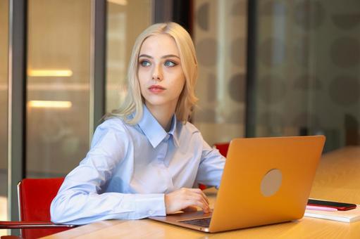 会議室でノートパソコンを使っているビジネスウーマン ビジネスウーマン,ビジネス,女性の写真素材