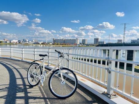 橋　自転車　ホワイト サイクリング,自転車,紅葉の写真素材