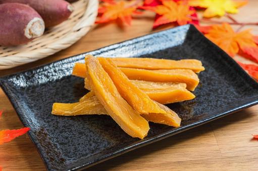 黒皿に盛られた干し芋と紅はるか 黒皿に盛られた干し芋と紅はるか 干し芋,ほしいも,サツマイモ菓子の写真素材