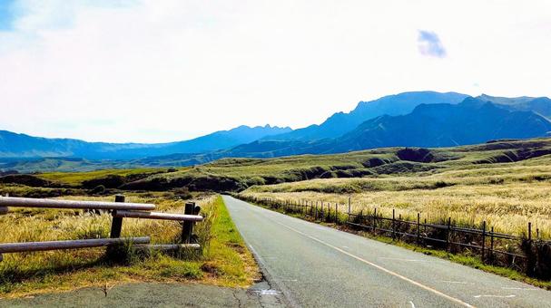 秋の阿蘇パノラマライン 阿蘇,パノラマライン,道路の写真素材