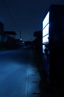 深夜の松戸市前ヶ崎、自動販売機のある道路の写真