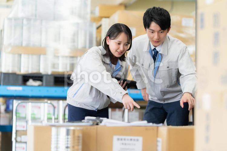 倉庫で会議をする男女の作業員 倉庫,工場,配達の写真素材