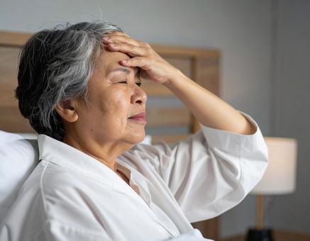 夜、眠れずに悩むシニア女性の横顔 夜、眠れずに悩むシニア女性の横顔の写真