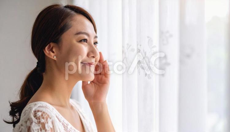 ビューティイメージ　頬をさわる女性 頬,横顔,化粧の写真素材
