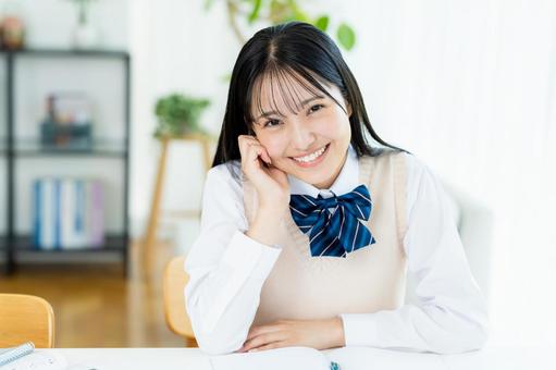自宅で勉強をする女子高生 自宅で勉強をする女子高生 高校生,女子,笑顔の写真素材