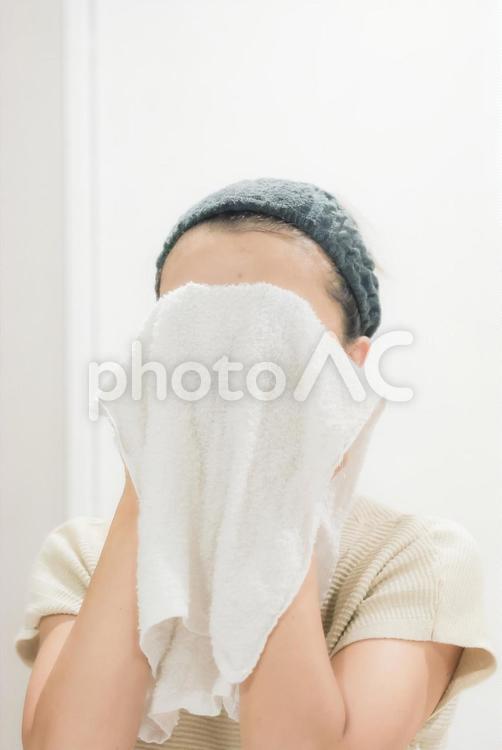 顔を洗ってタオルで拭く 洗顔,女性,女の人の写真素材