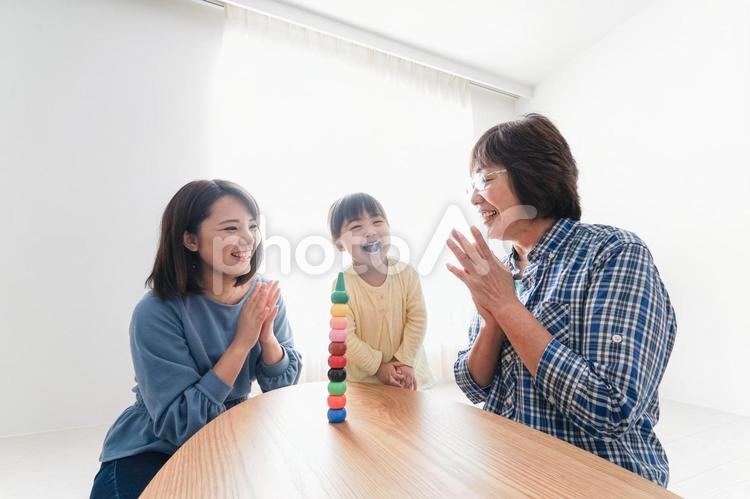 子供と遊ぶ幸せな家族イメージ マザー,女児,シングルマザーの写真素材
