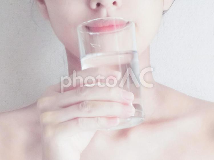 水を飲もうとする女性 水,飲む,女性の写真素材