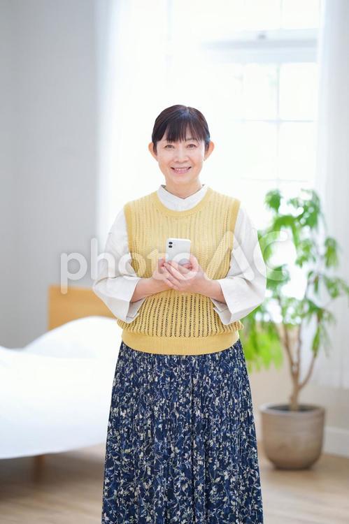 スマホを手にした中年女性の日常 主婦,家政婦,シニアの写真素材
