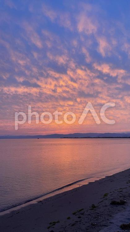 琵琶湖湖畔からみる夕暮れ 空,夕暮れ,夕方の写真素材