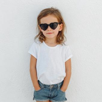 ハートのサングラスをする外国人の女の子 ハートのサングラスをする外国人の女の子の写真