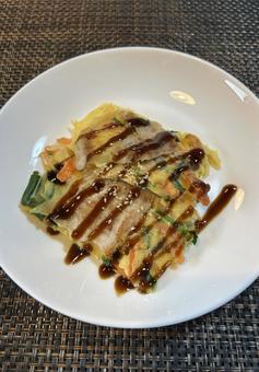 ニラ入りの粉もん、チヂミまたはお好み焼き ニラ入りの粉もん、チヂミまたはお好み焼き チヂミ,韓国料理,調理中の写真素材