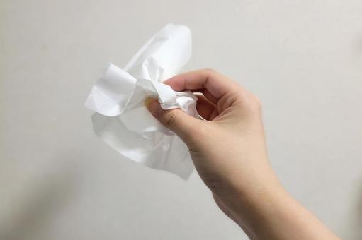 手にティッシュを持っている写真の写真