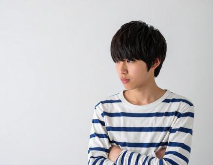 不安を抱える男子高校生の横顔 不安を抱える男子高校生の横顔の写真