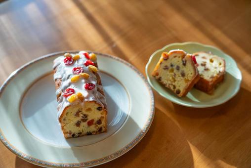 午後の光とドライフルーツのケーキ ケーキ,パウンドケーキ,焼き菓子の写真素材